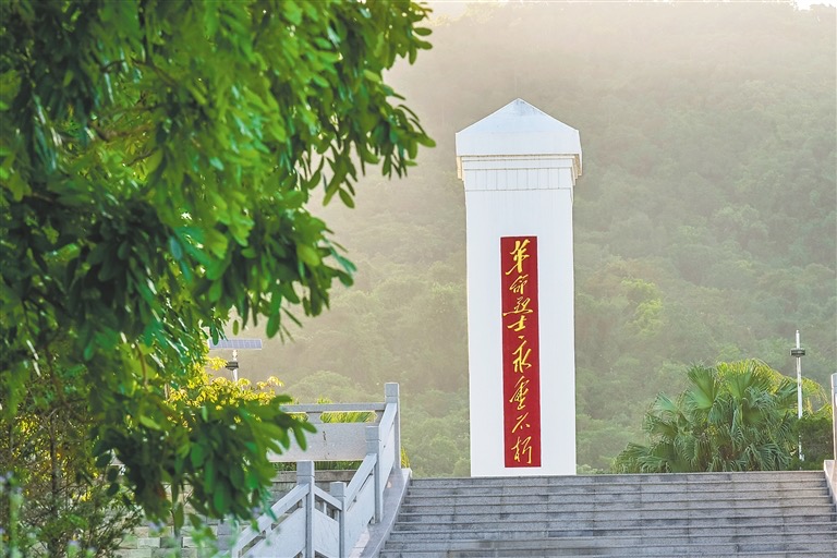 六连岭革命烈士纪念碑.海南日报记者 袁琛 摄